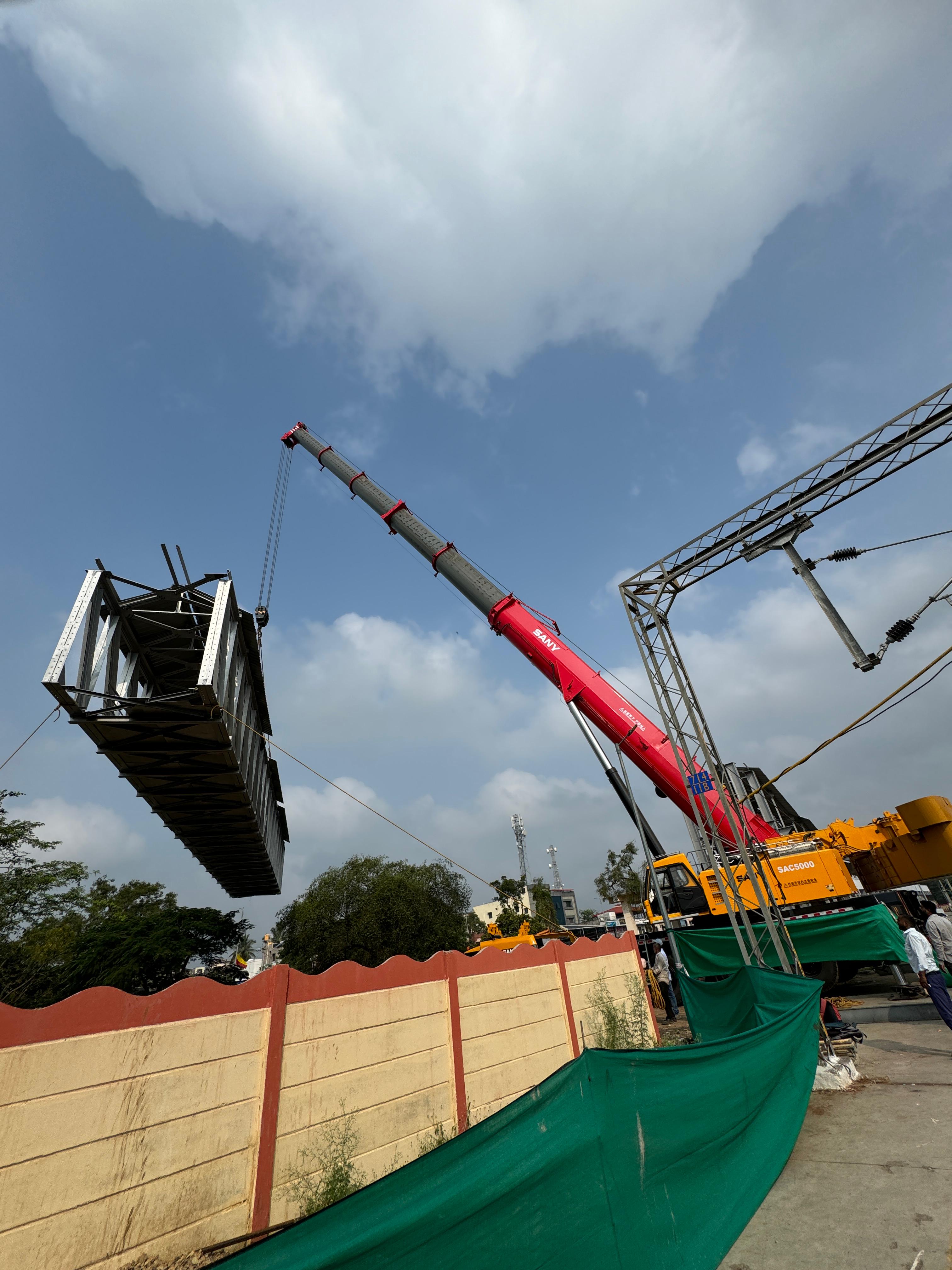 Mobile crane lifting metal structure