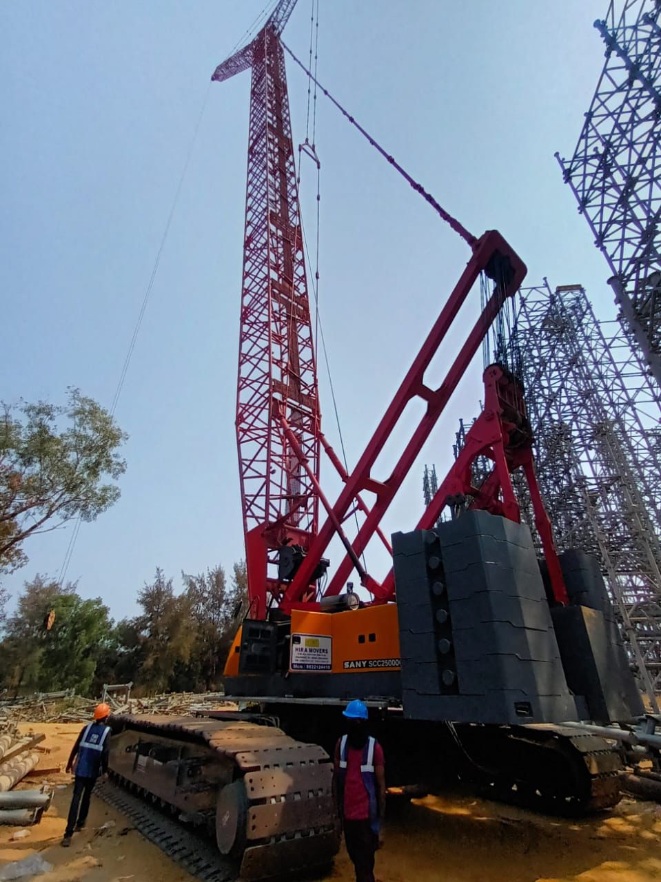 SANY SCC9000 crawler crane with workers